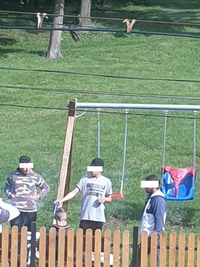 FOTO Minori fotografiați bând bere într-un parc din Sibiu. Nu vor fi sancționați