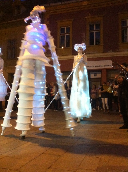 VIDEO Pianist suspendat in Piata Mica. Spectacole inedite la FITS