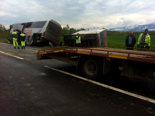 FOTO Autocar Atlassib, rasturnat pe DN1. Drum blocat intre Sibiu si Brasov