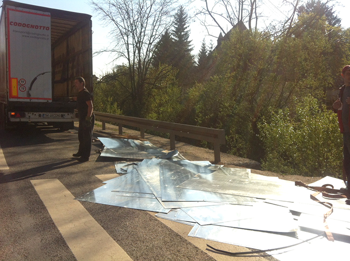 Trafic ingreunat pe DN14. Un TIR a pierdut incarcatura pe sosea