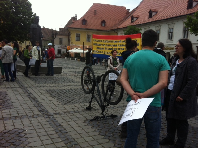FOTO, VIDEO Protest pentru paduri. Aproape 200 de oameni, din nou in Piata Mare