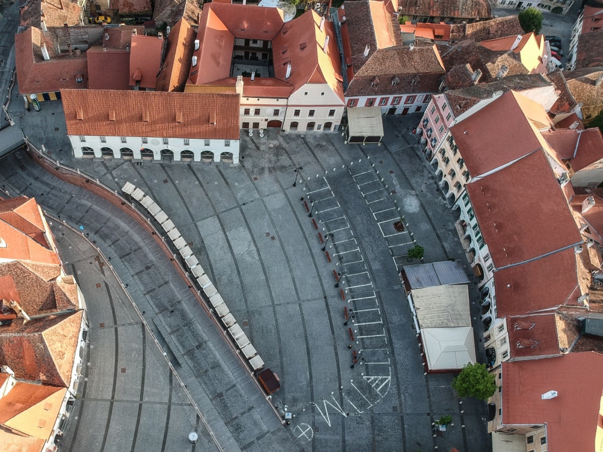 Zona pietonală a Sibiului se extinde în Piața Mică. Terasele din centru se pot extinde