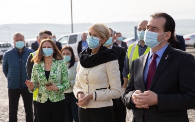 FOTO Premierul Orban, pe șantierul Autostrăzii Sibiu – Pitești: ”E momentul marilor proiecte”