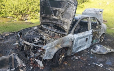 FOTO – Audi ars complet, după ce un tânăr băut i-a dat foc la grătar