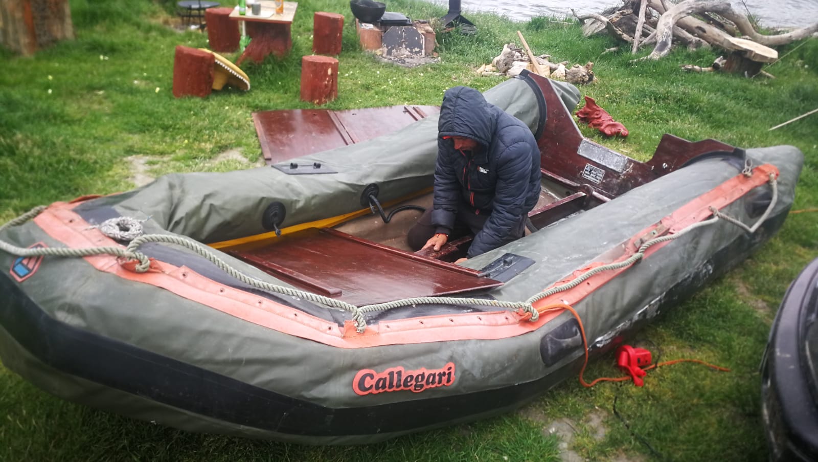 Două familii s-au izolat de trei luni cu rulota pe malul Oltului