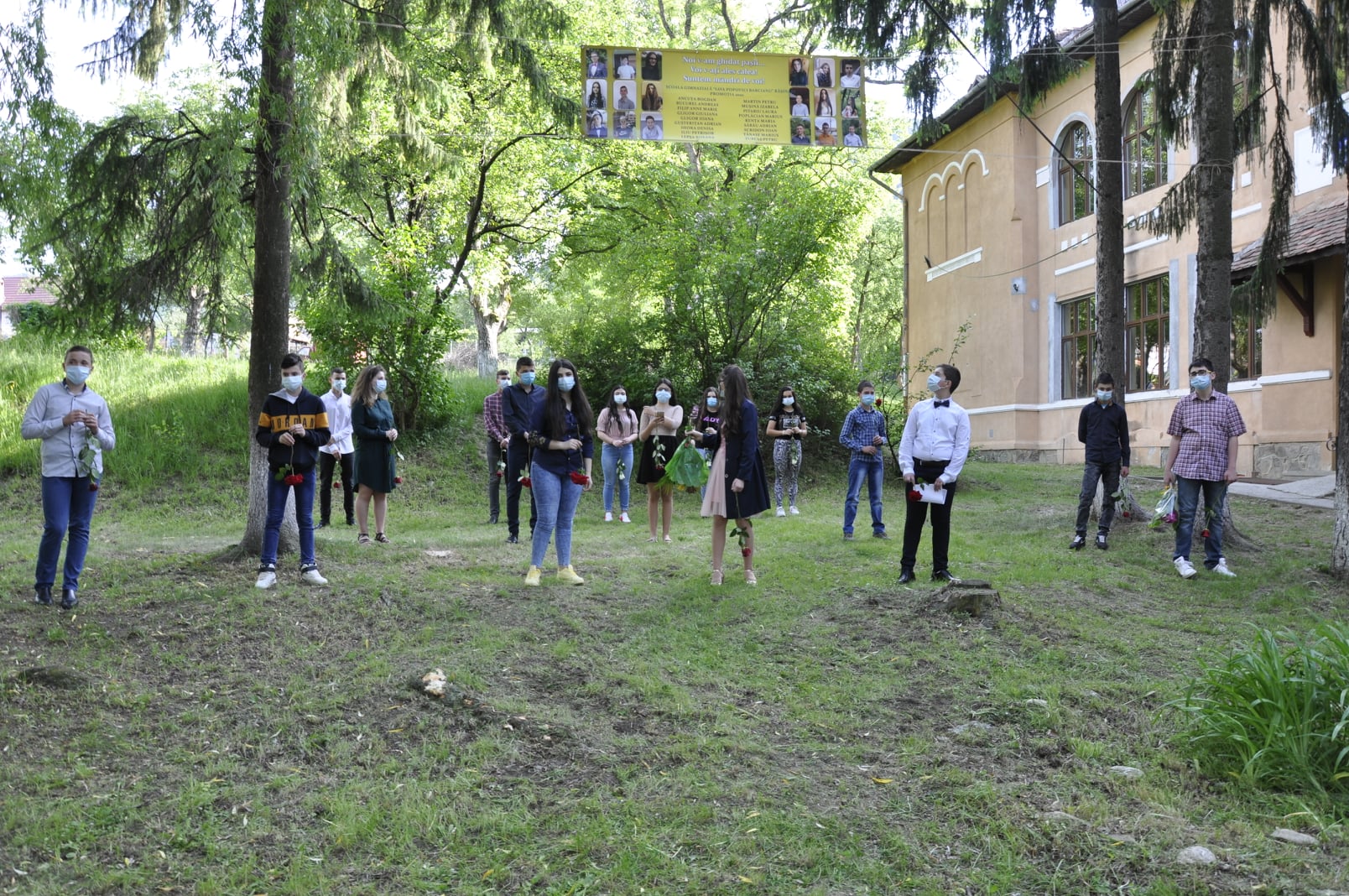 Curs festiv surpriză pentru absolvenții de clasa a VIII-a de la o școală din Rășinari