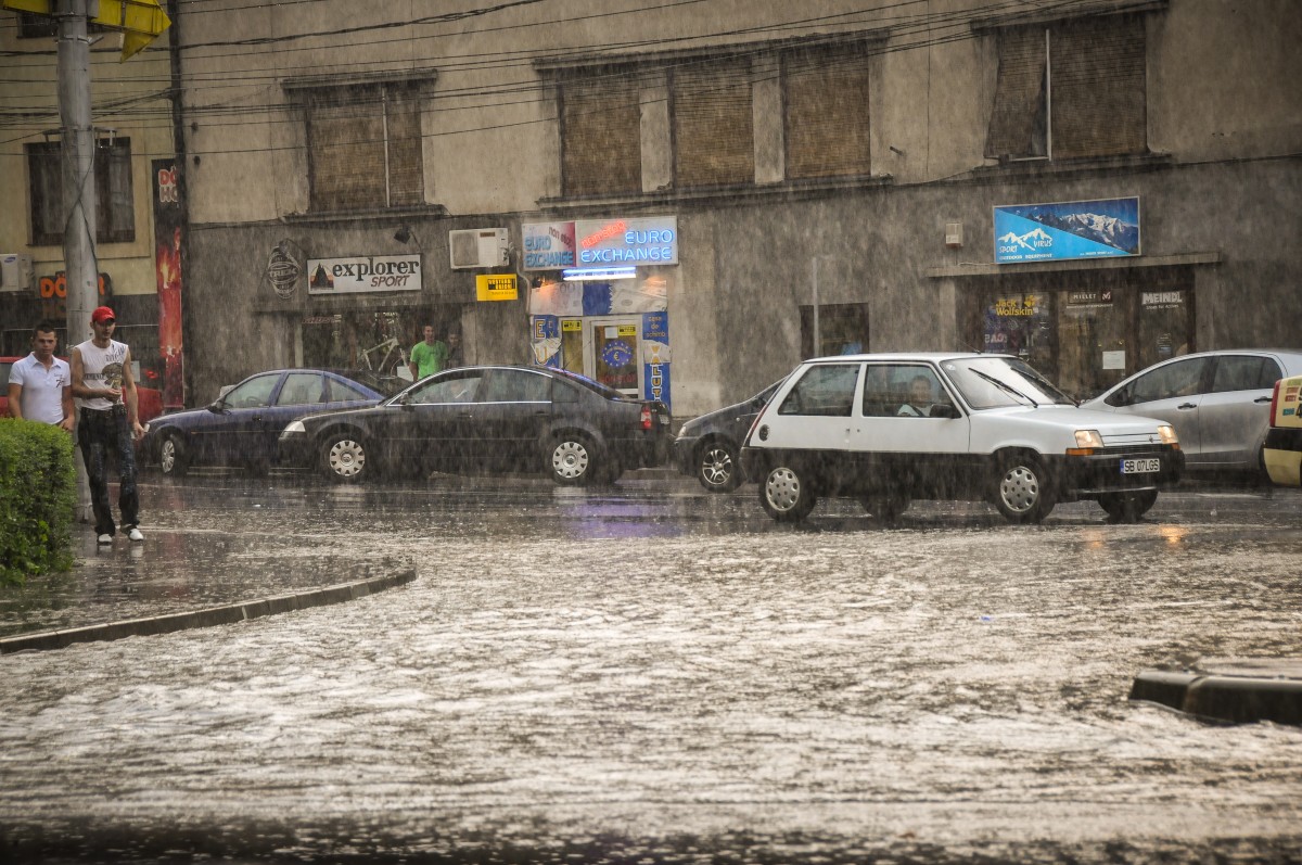 Cod galben de ploi torențiale, vijelii și grindină la Sibiu