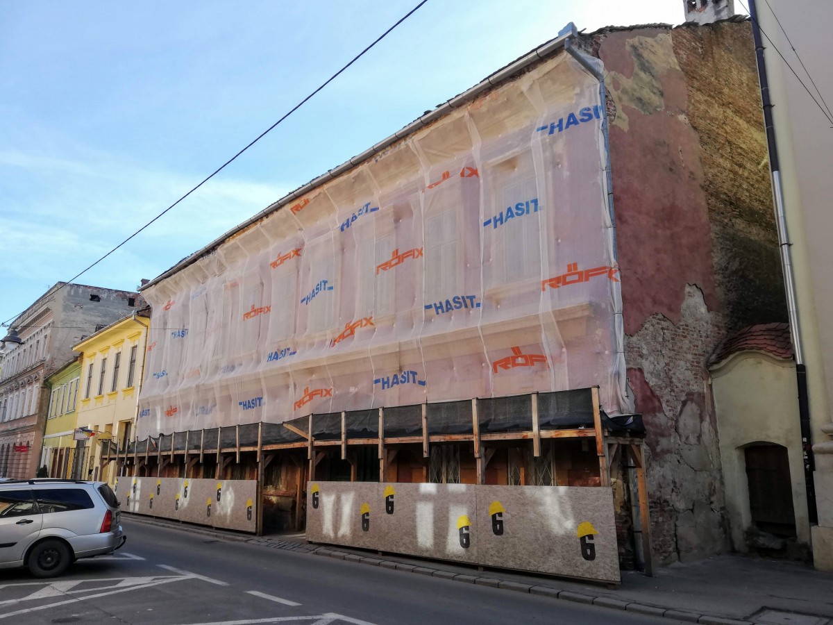 Primăria începe executarea clădirii istorice care ”cade” pe str. Mitropoliei