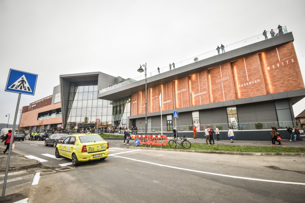 Mall-urile s-ar putea deschide peste două săptămâni