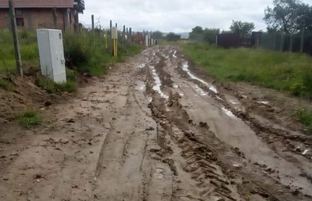 Trei familii trăiesc izolate pe o stradă din Șura Mică. „Iau copiii în spate și merg pe jos, prin noroi” FOTO VIDEO