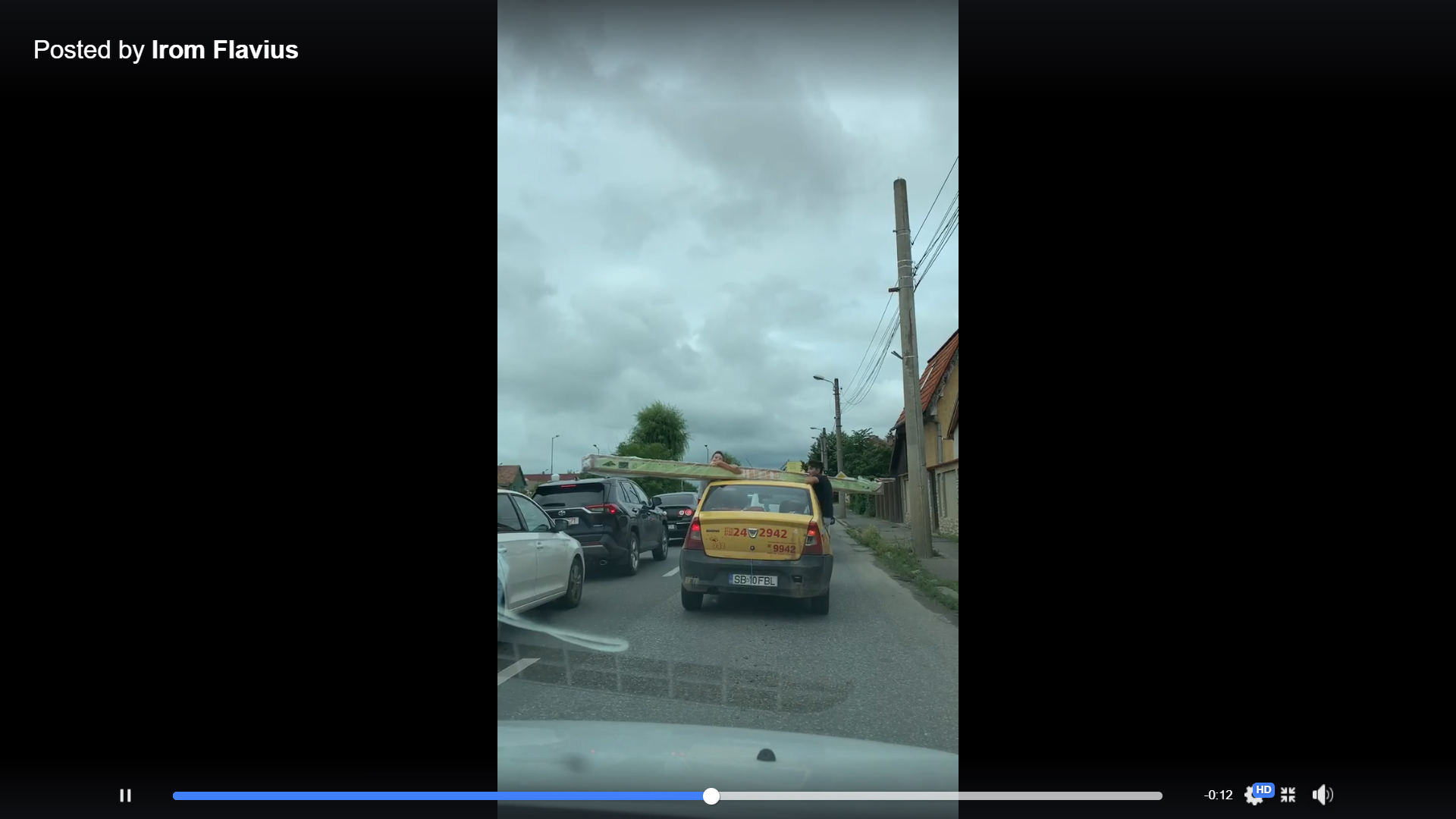 VIDEO - ”Gabarit depășit” pe un taxi în Sibiu. Poliția l-a identificat