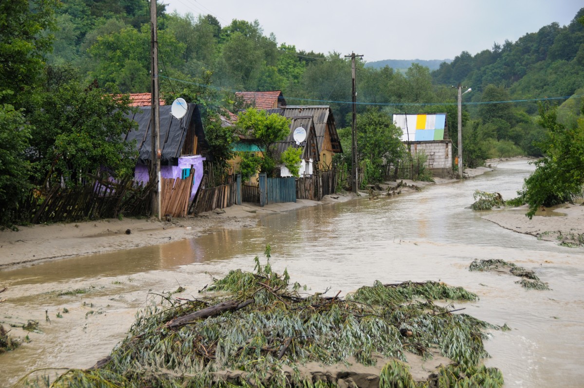 Cod roșu de inundații. ISU Sibiu avertizează populația prin mesaje RO-Alert