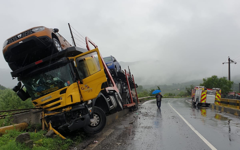 Probleme pe drumuri: TIR derapat la intrare pe Valea Oltului, inundații spre Brașov