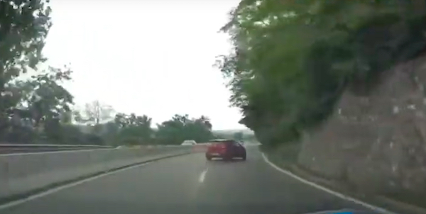 VIDEO-Derapaj necontrolat pe DN 7, după ieșirea de pe Valea Oltului