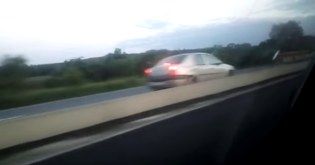 VIDEO-Mașină pe contrasens pe DN 7, aproape de intrarea în Sibiu