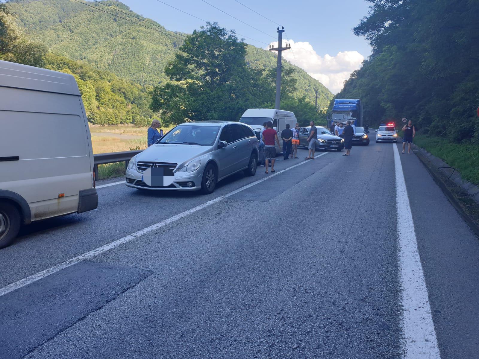 Valea Oltului: tamponare cu cinci mașini și un autotren. Trafic blocat pe un sens
