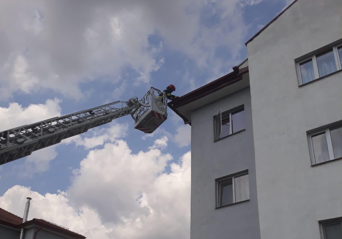 Intervenție la înălțime, pentru câteva țigle ce stăteau să cadă de pe o clădire