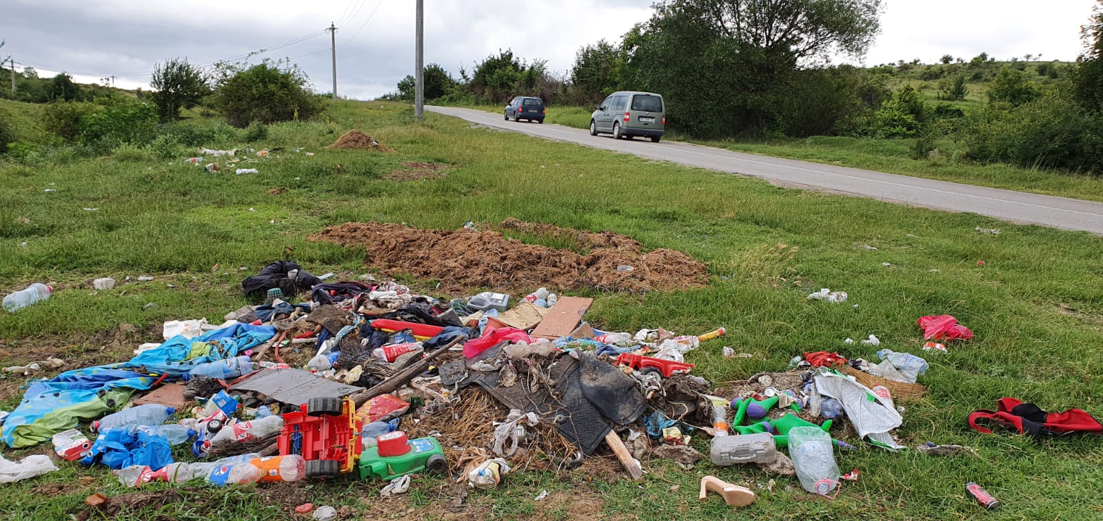 FOTO - Cealaltă față a Mărginimii Sibiului: Gropi de gunoi pe marginea drumului