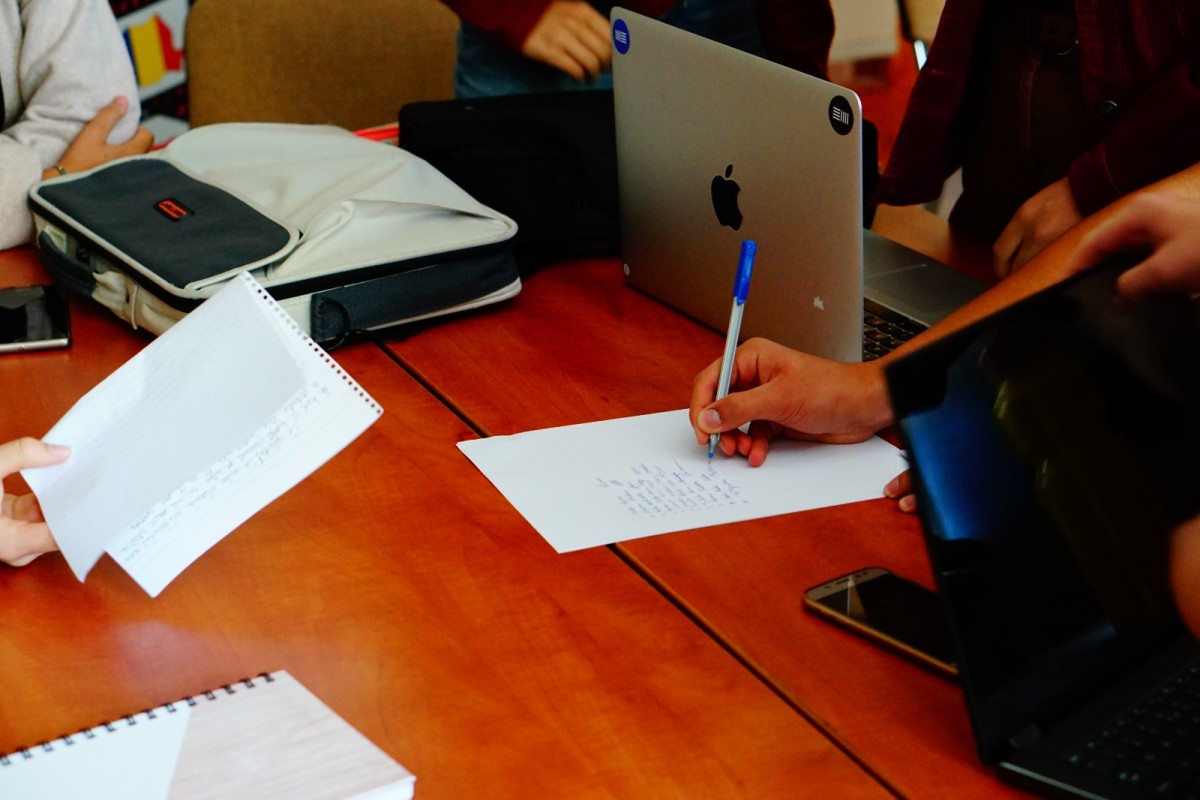 Profesor eliminat din examenul de definitivat după ce a fost prins cu fițuică