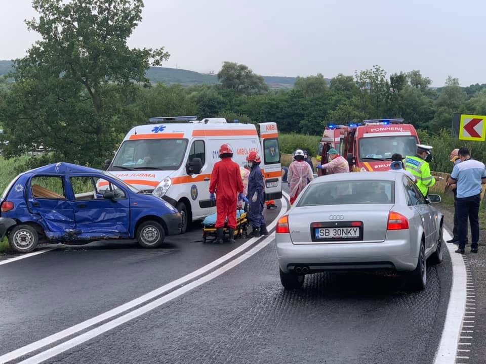 Actualizare: Circulație blocată la Hula Bradului în urma unui accident rutier. Două persoane sunt rănite