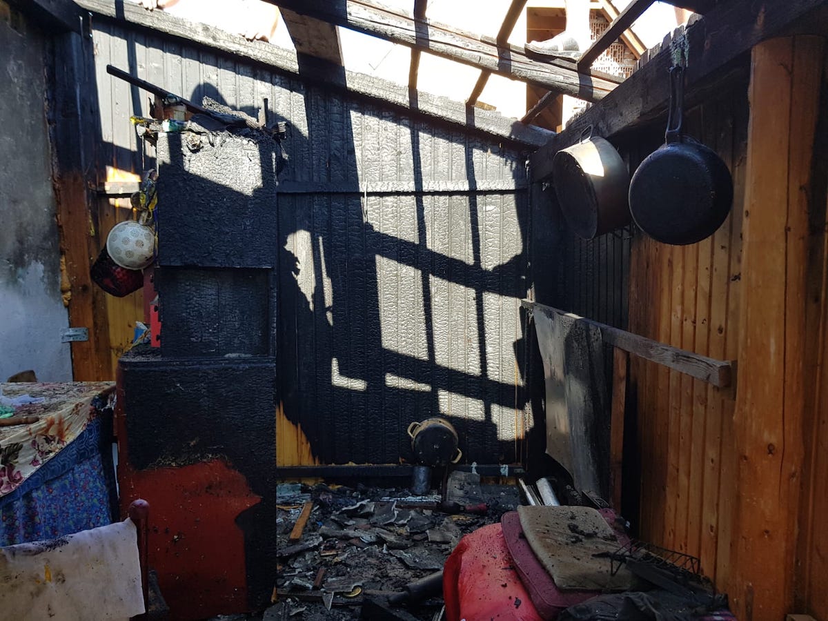 Incendiu la o bucătărie de vară. Focul a pornit de la o sobă pe lemne