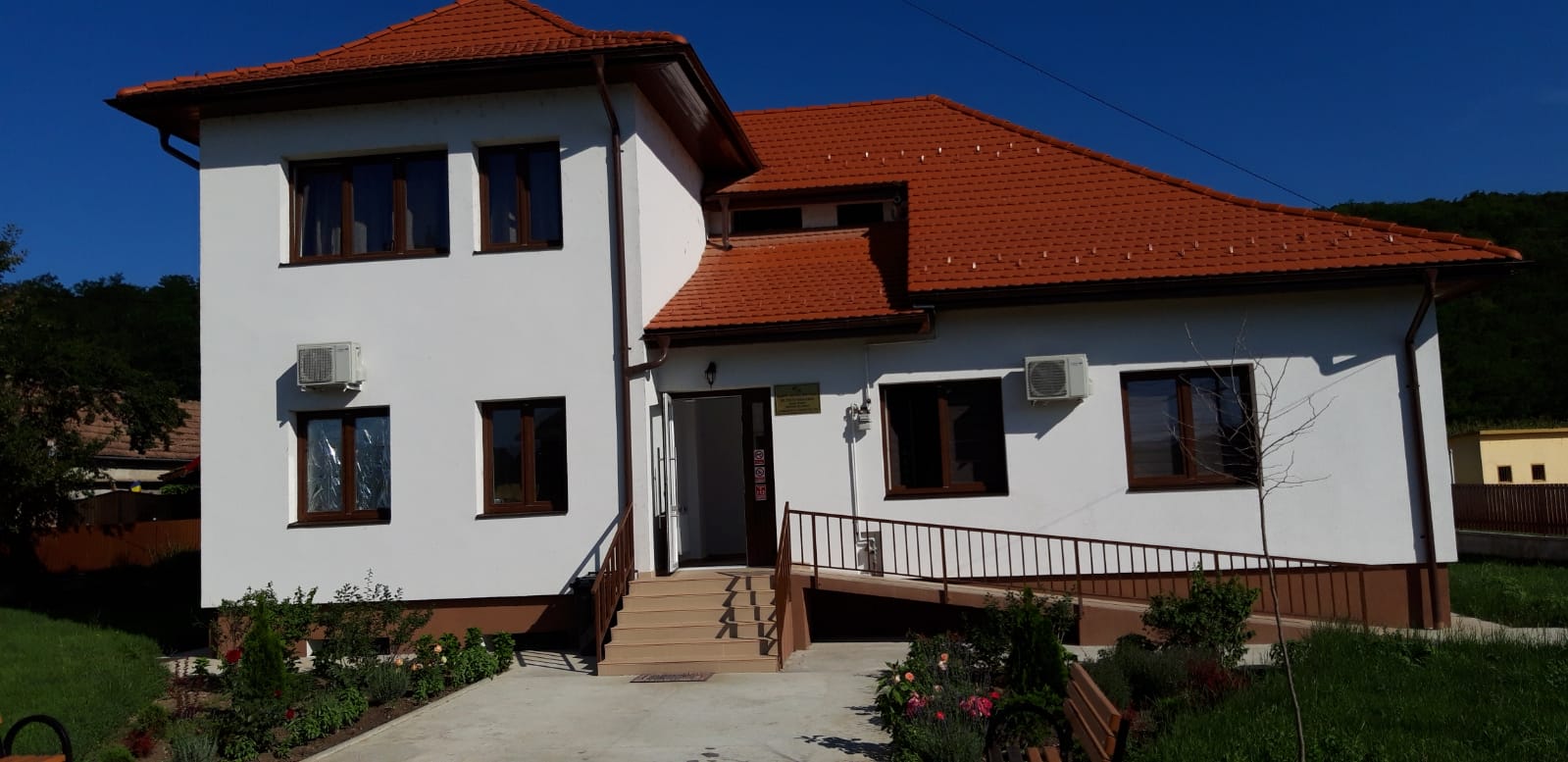 Drumuri reabilitate și un dispensar complet modernizat în comuna Loamneș