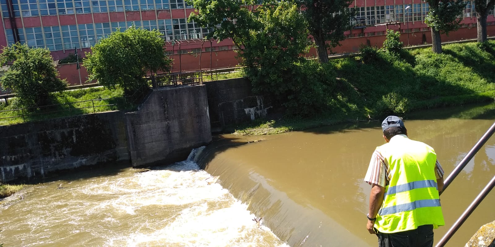 FOTO-Angajații primăriei au curățat Cibinul de gunoaie