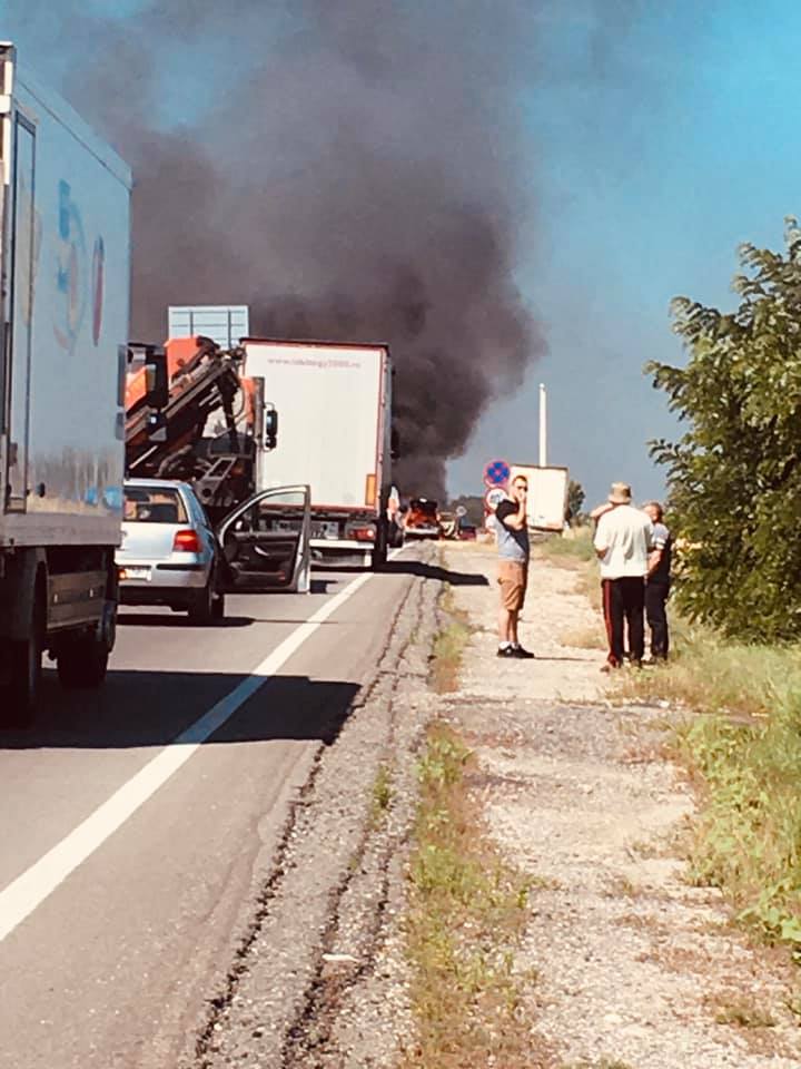 Autoturism în flăcări, în apropiere de aeroport