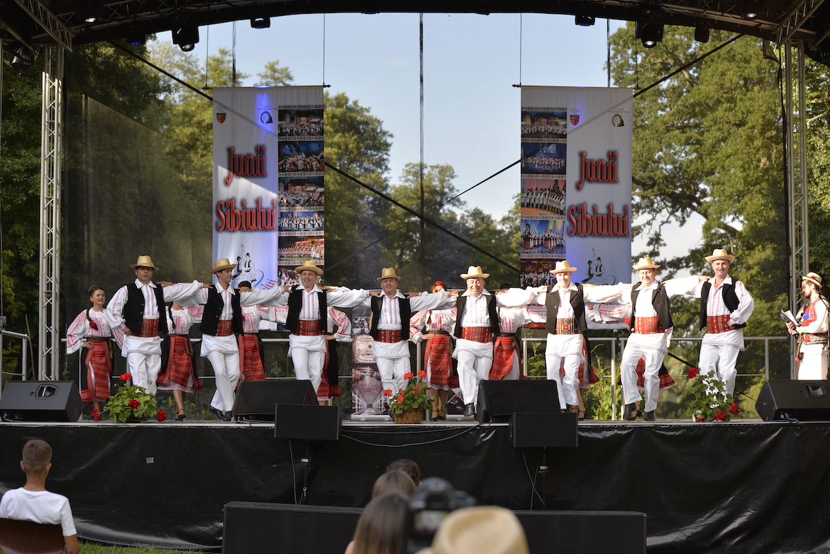 Folclorul internaţional revine în Piaţa Mare, prin Festivalul „Cântecele Munților” 2020