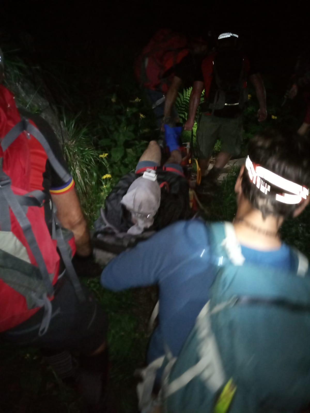 Salvamontiștii au avut o intervenție de mai multe ore, pe munte, pentru un turist care s-a rănit