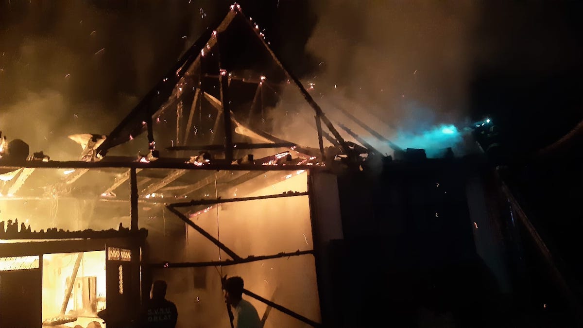 Incendiu de proporții azi-noapte, într-o gospodărie din Orlat – FOTO