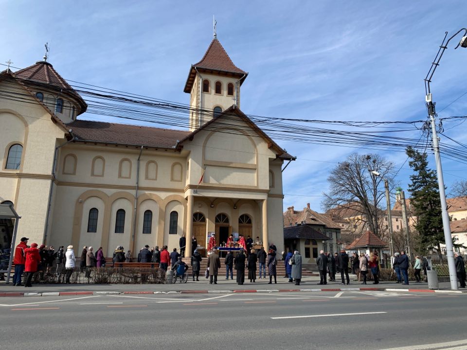 Prefectul Sibiului, către enoriașii care vor să meargă mâine la biserică: „Respectați regulile de protecție sanitară”