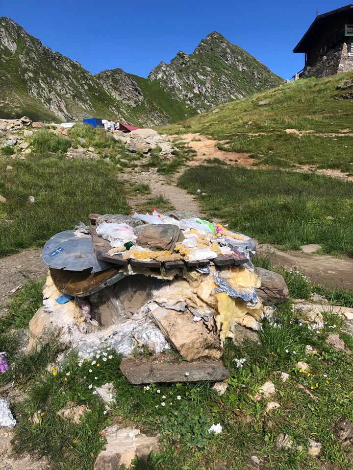 GALERIE FOTO-Ce lasă turiștii în urmă după o vizită pe Transfăgărășan. Primar: ”Strângem tone de gunoaie”