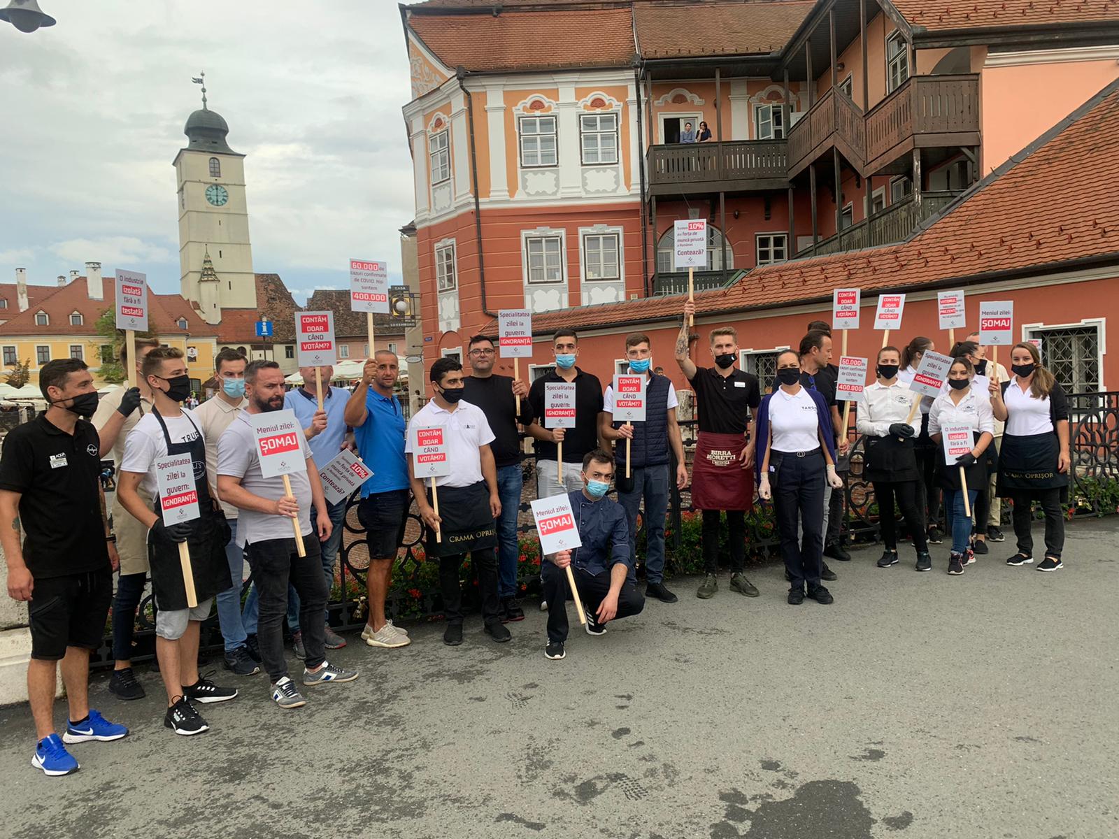 FOTO Zeci de sibieni au protestat în centru: „Domeniul Horeca a fost dat uitării de către domnul Orban”