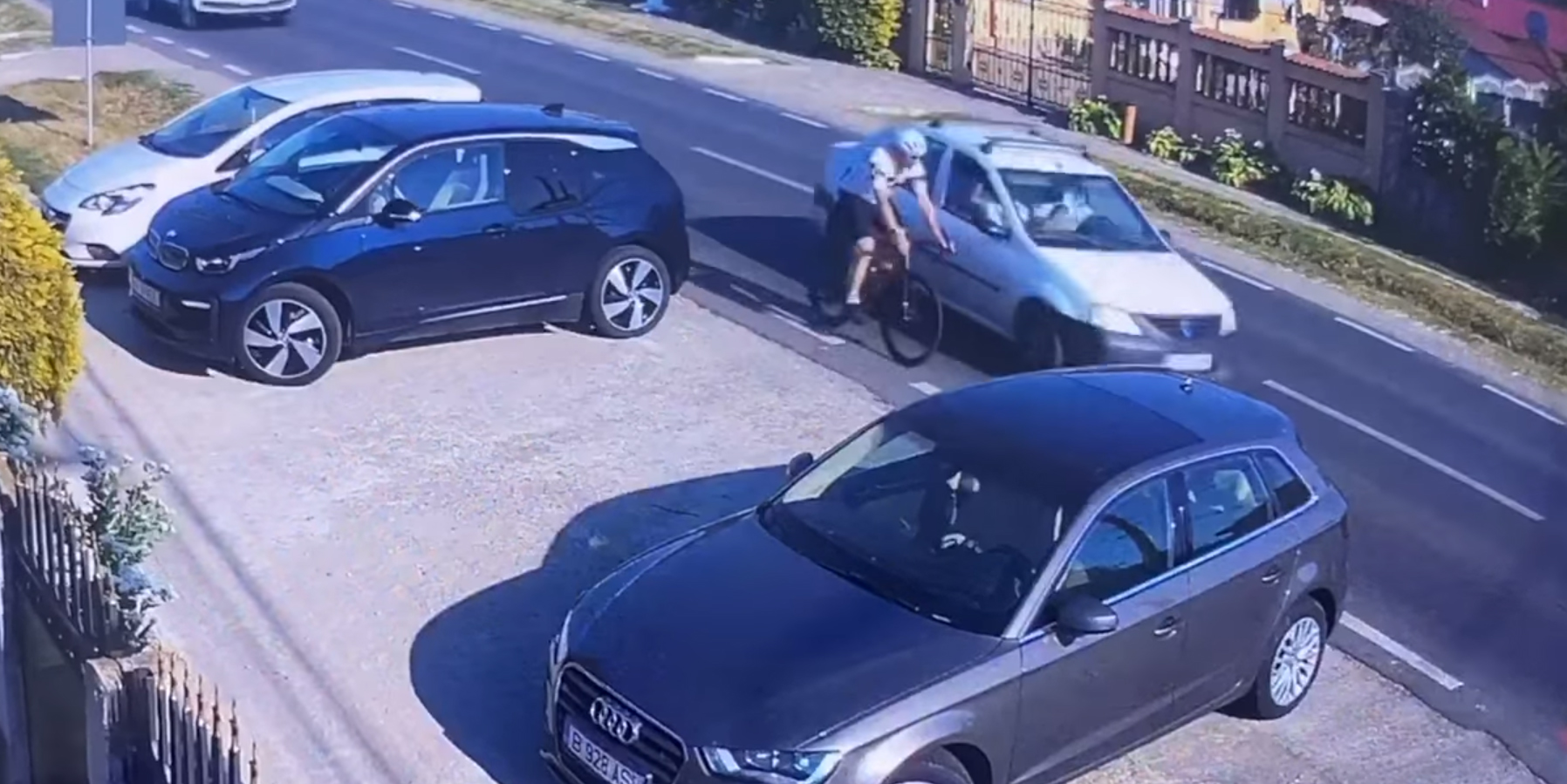 VIDEO Imagini virale cu un șofer acuzat că lovește intenționat un biciclist