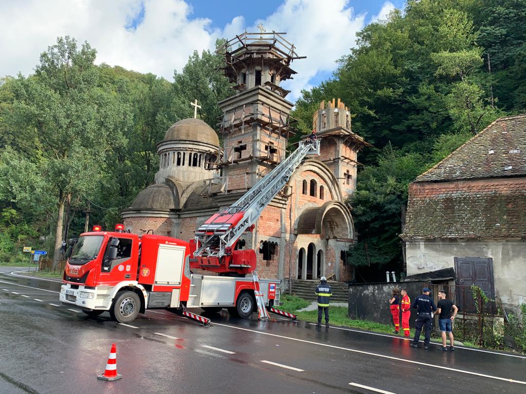 Un bărbat a murit după ce a căzut de pe cupola unei biserici