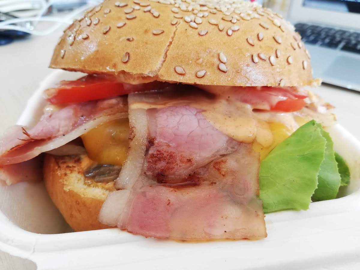 Am mâncat burgerul casei, de la Burger House. A fost banal