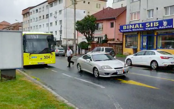 VIDEO- Un șofer de la Tursib a lăsat autobuzul în stație ca să meargă la magazin