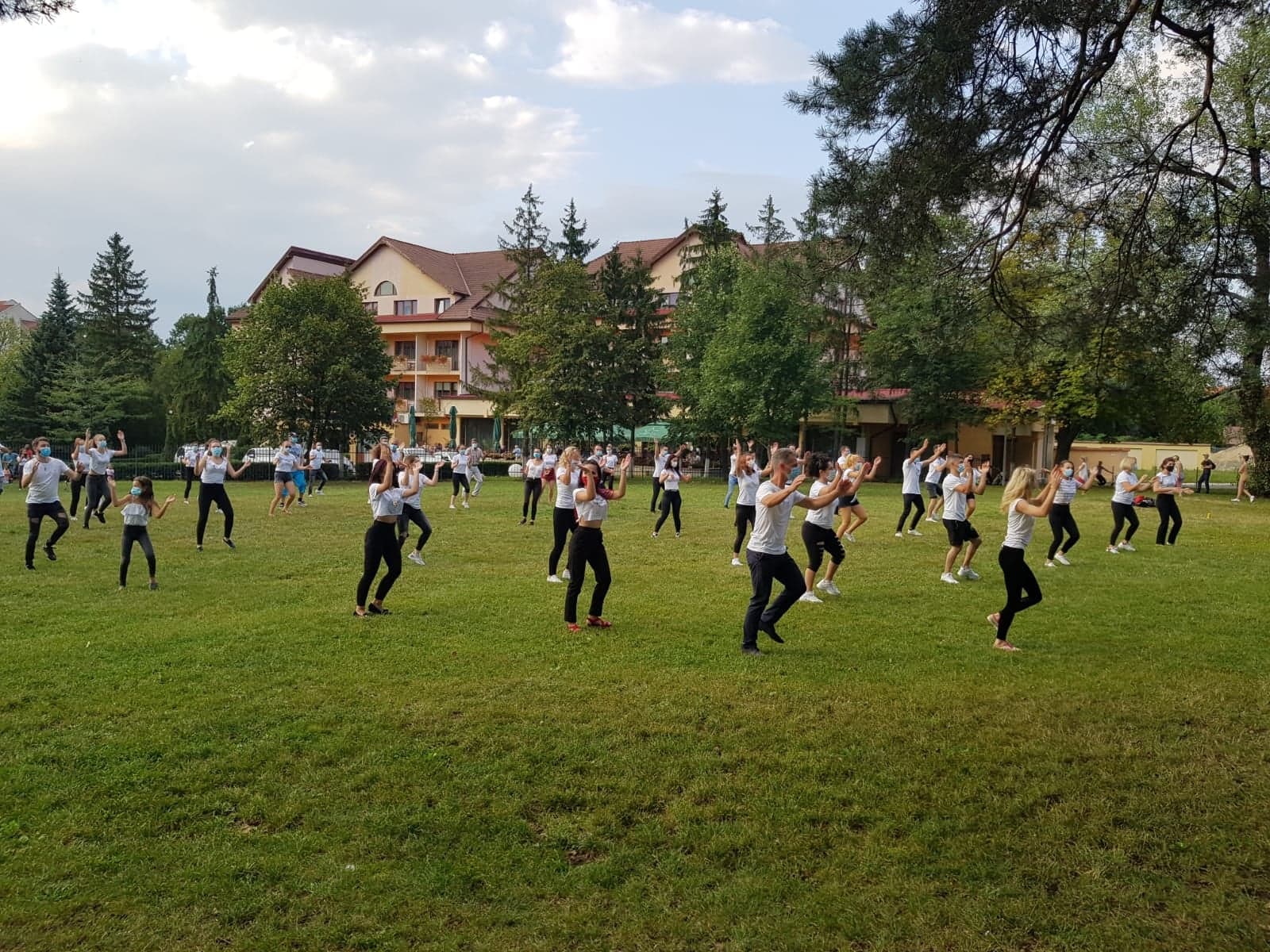 VIDEO - Flashmob cu 50 de oameni, în parcul Sub Arini: „Am transmis un strop de speranță, prin dans”