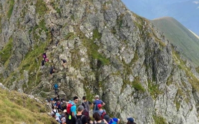 Românii și muntele. Aglomerație pe vf. Moldoveanu și turiști cu valiza la plimbare. „A fost ca pe bulevard”