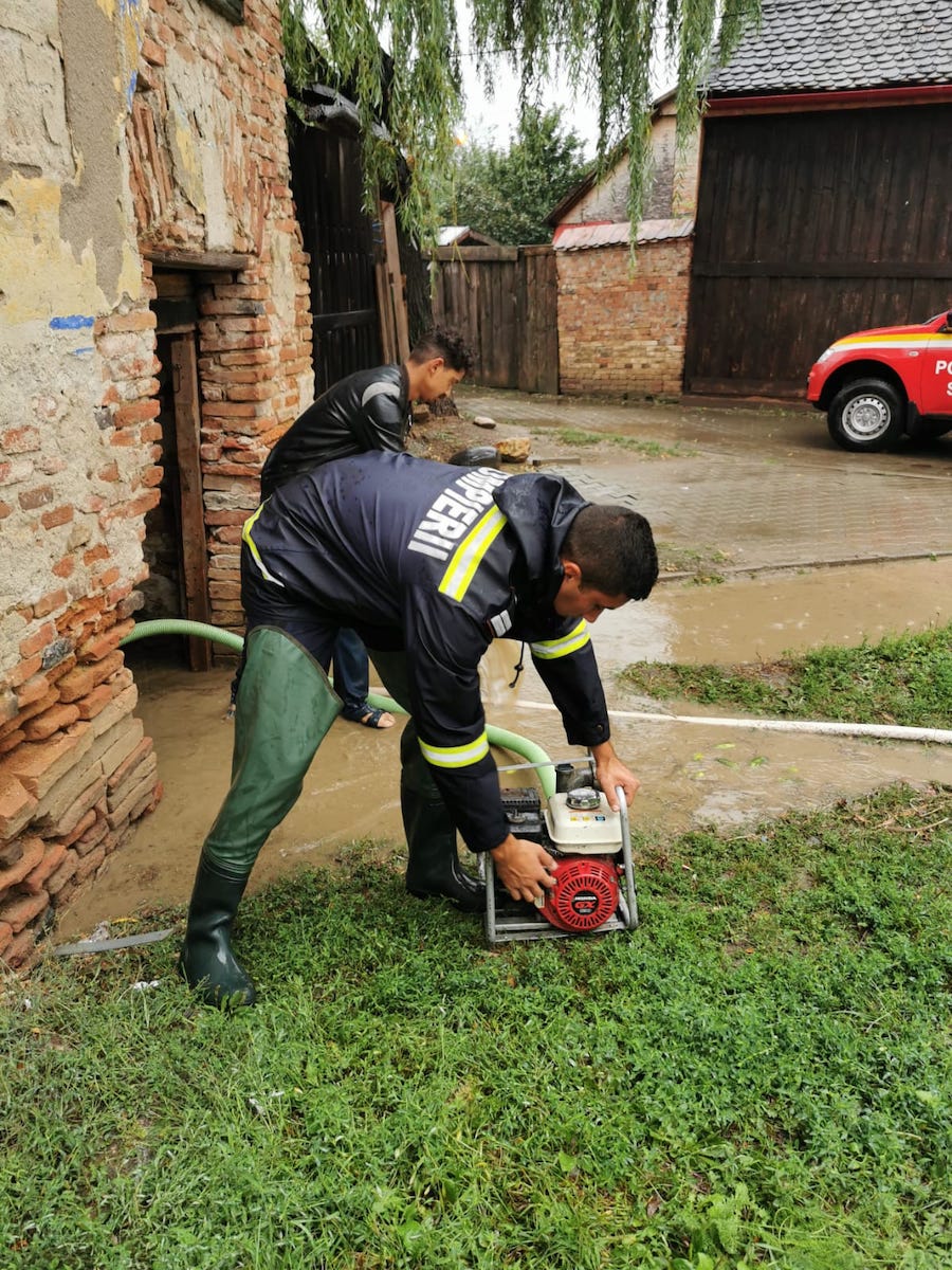 VIDEO/FOTO Urmările precipitațiilor abundente - inundații pe străzi și în pivnițele sibienilor