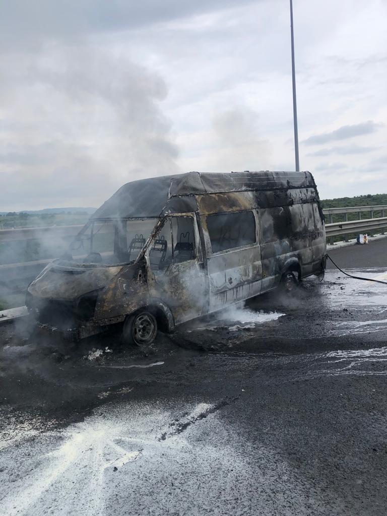 Microbuz de marfă în flăcări, pe autostrada A1 - foto și video