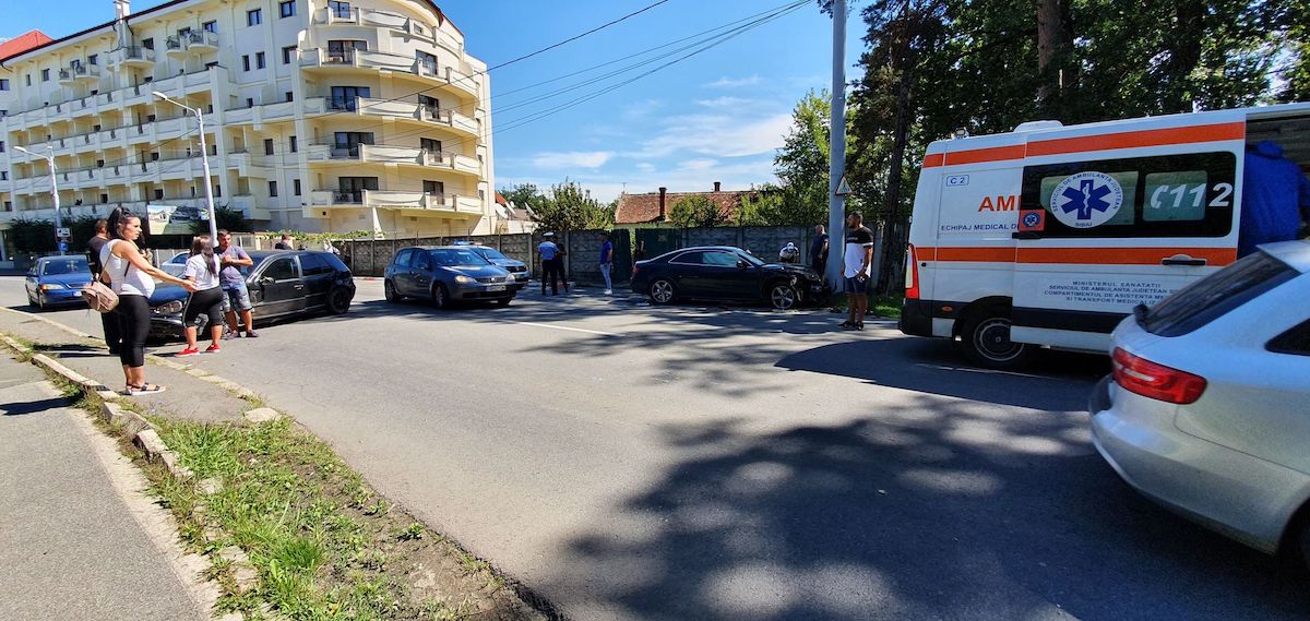 Depășire încheiată prost exact în fața intrării la Zoo Sibiu