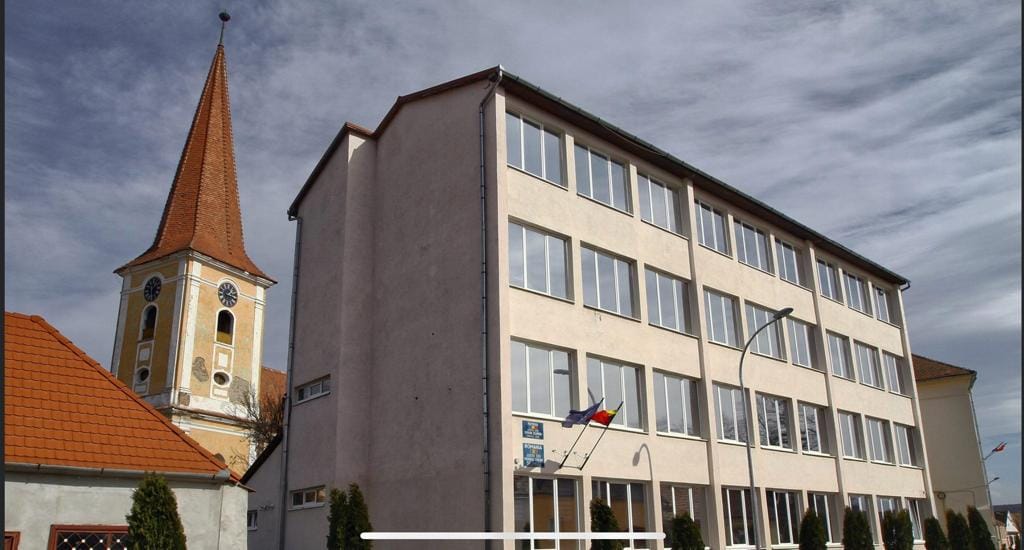 Funcționarii Primăriei Șelimbăr se mută pentru a face loc elevilor. „Nu va fi nevoie de două schimburi”