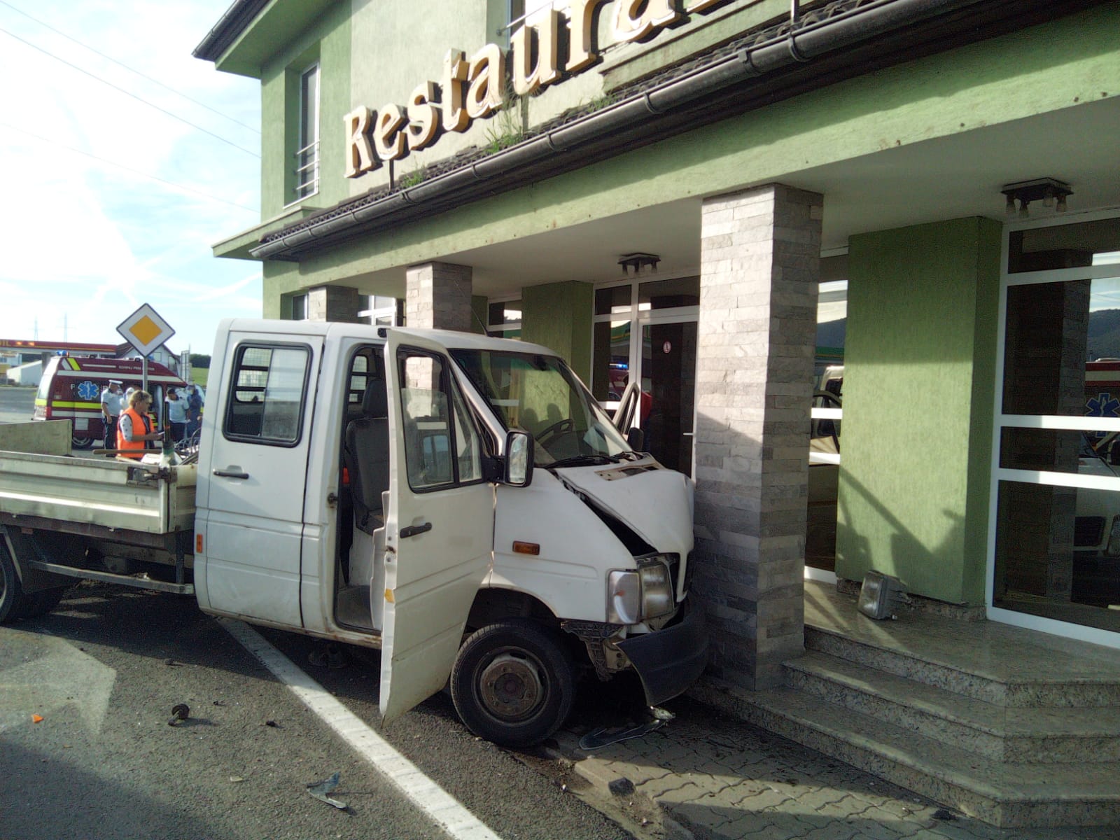 FOTO - Accident la Săliște. A intrat cu mașina în restaurant