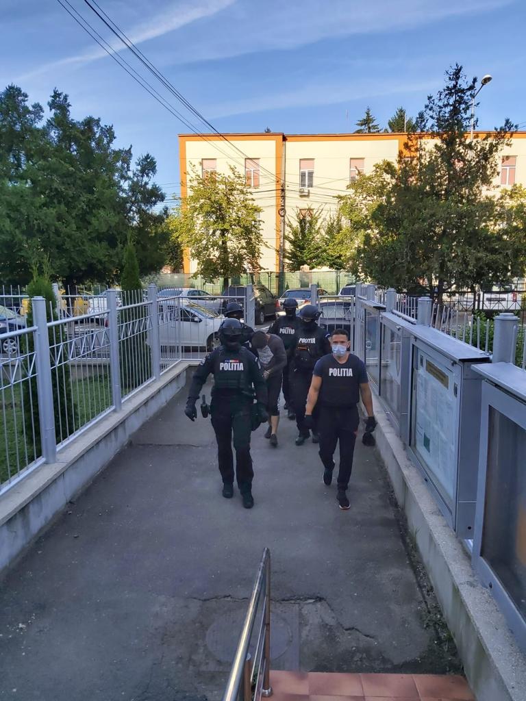 Un bărbat a făcut peste 9.000 de lei, prin anunțuri false. Pretindea că vinde electronice și o mașină de epocă
