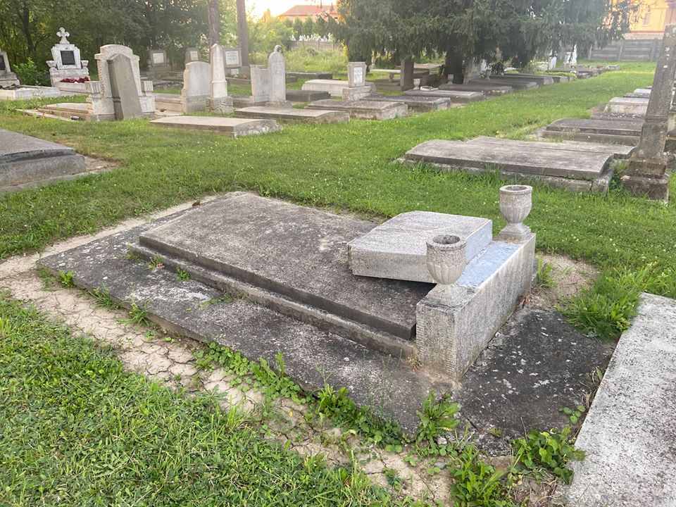 Morminte profanate într-un oraș din județul Sibiu. Primar: „Mi-e rușine de această situație”