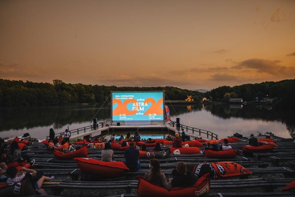 Dezbatere la Astra Film Festival după un film nerecomandat minorilor „În plasa prădătorilor sexuali”, de VítKlusák, BarboraChalupová, un film șocant care scoate la iveală abuzurile online asupra minorilor