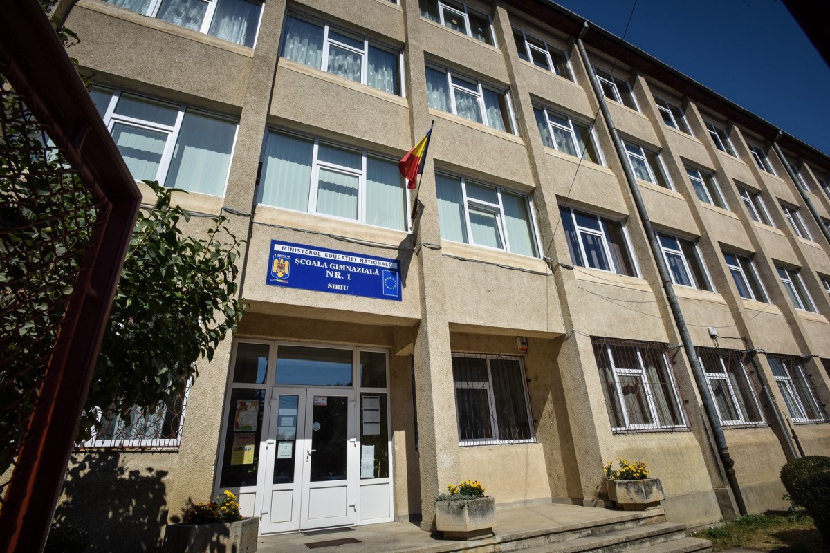 Urmăriți, mai bine, WhatsApp-ul. Informările oficiale despre începerea școlii nu sunt, totdeauna, reale