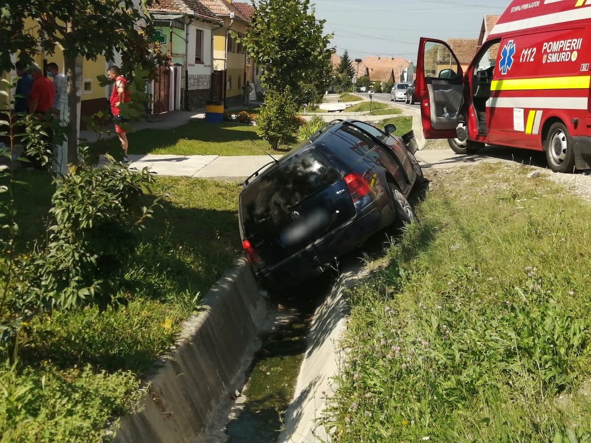 Accident cu trei răniți, printre care și un copil, pe DN14. O mașină a ieșit în decor